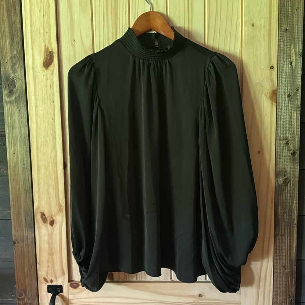 Vince Camuto dep forest green top